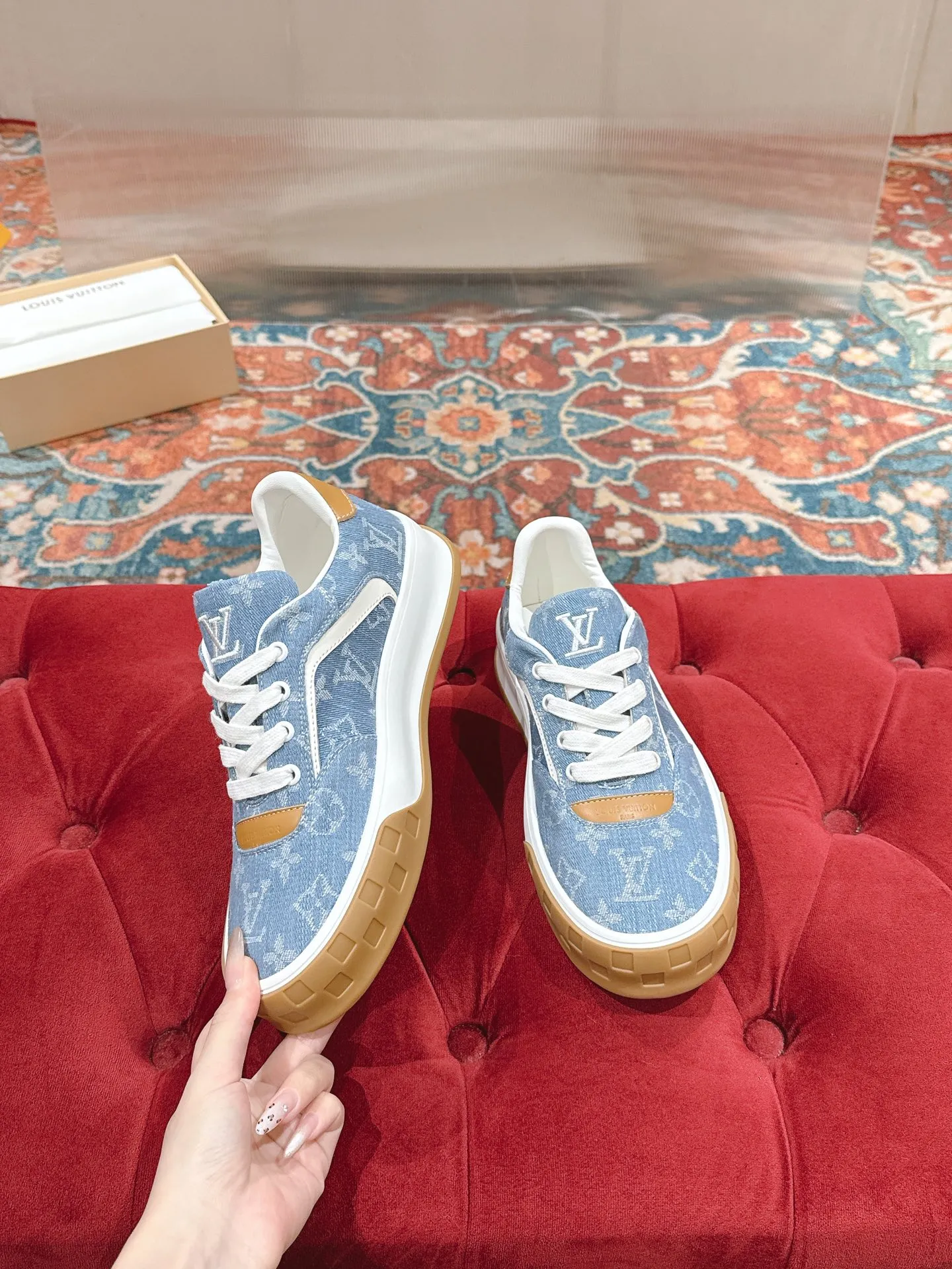 👟👟Ex-factory price 640👟👟 LV men's new tilt sneakers, classic catwalk style, air-glue technology, very comfortable on the feet. Luxurious materials, fine workmanship, European made English letters printed on the midsole, the upper is made of calfskin, the side is decorated with the brand LOGO and signature, the latest latex foot pads ➕ mesh lining, the foot feels super comfortable. Two-color TPU combination outsole. Packing process Goodyear stitched seam fabric: first-layer cowhide, lining: customized silky mesh lining-first-layer silk cowhide lining Bottom thickness: 0.5cm ☑️size: men's 39-44 (45 customized, non-returnable)